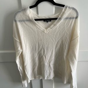 100% Cashemere Ivory V-neck Sweater